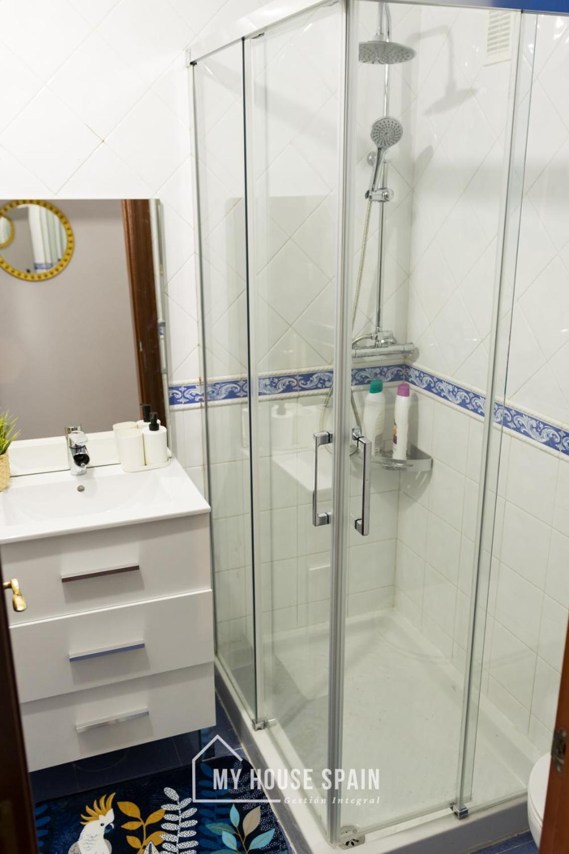 Apartamento Playa de poniente, con vistas al mar y parking gratuito Gijón Exterior foto