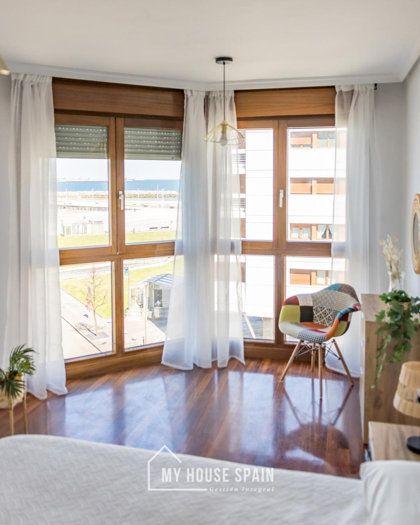 Apartamento Playa de poniente, con vistas al mar y parking gratuito Gijón Exterior foto