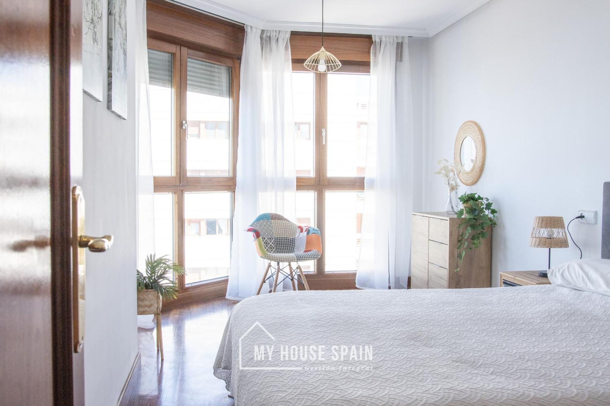 Apartamento Playa de poniente, con vistas al mar y parking gratuito Gijón Exterior foto