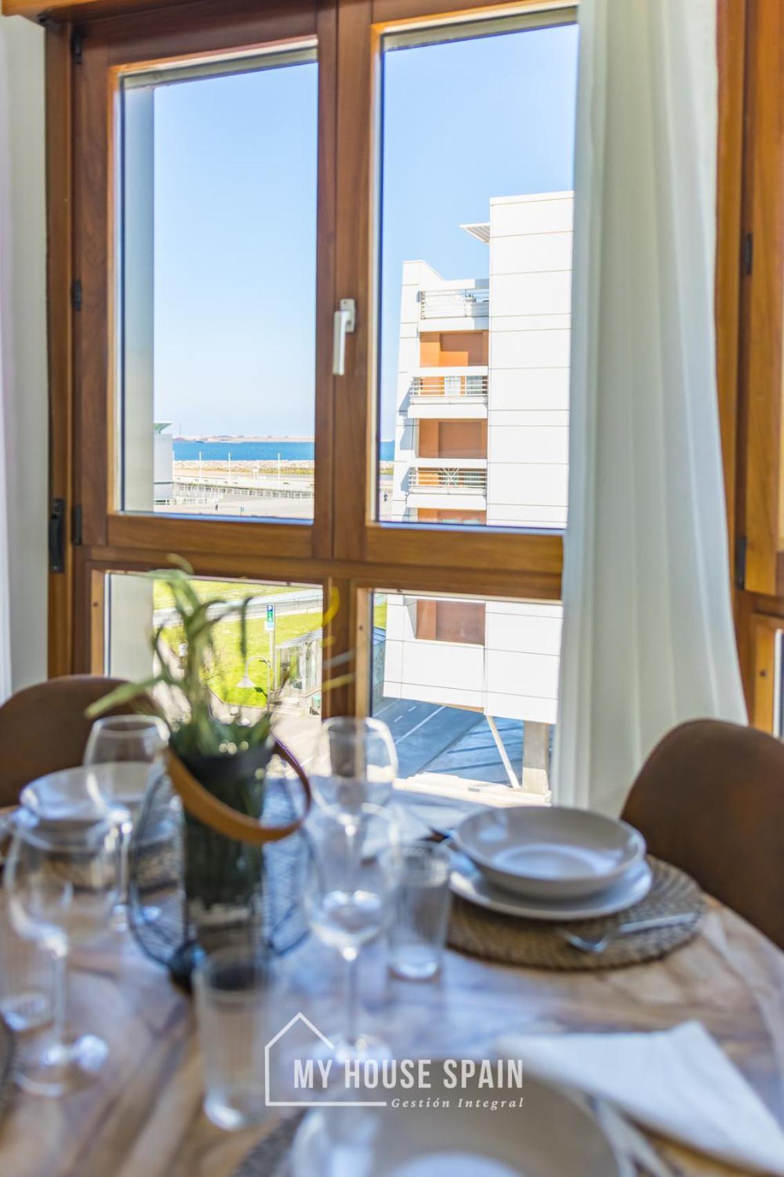 Apartamento Playa de poniente, con vistas al mar y parking gratuito Gijón Exterior foto