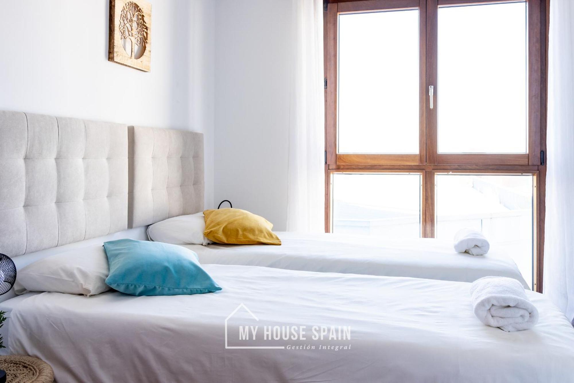 Apartamento Playa de poniente, con vistas al mar y parking gratuito Gijón Exterior foto