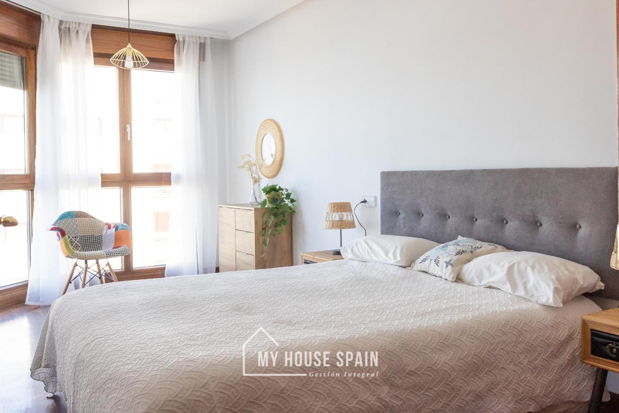 Apartamento Playa de poniente, con vistas al mar y parking gratuito Gijón Exterior foto
