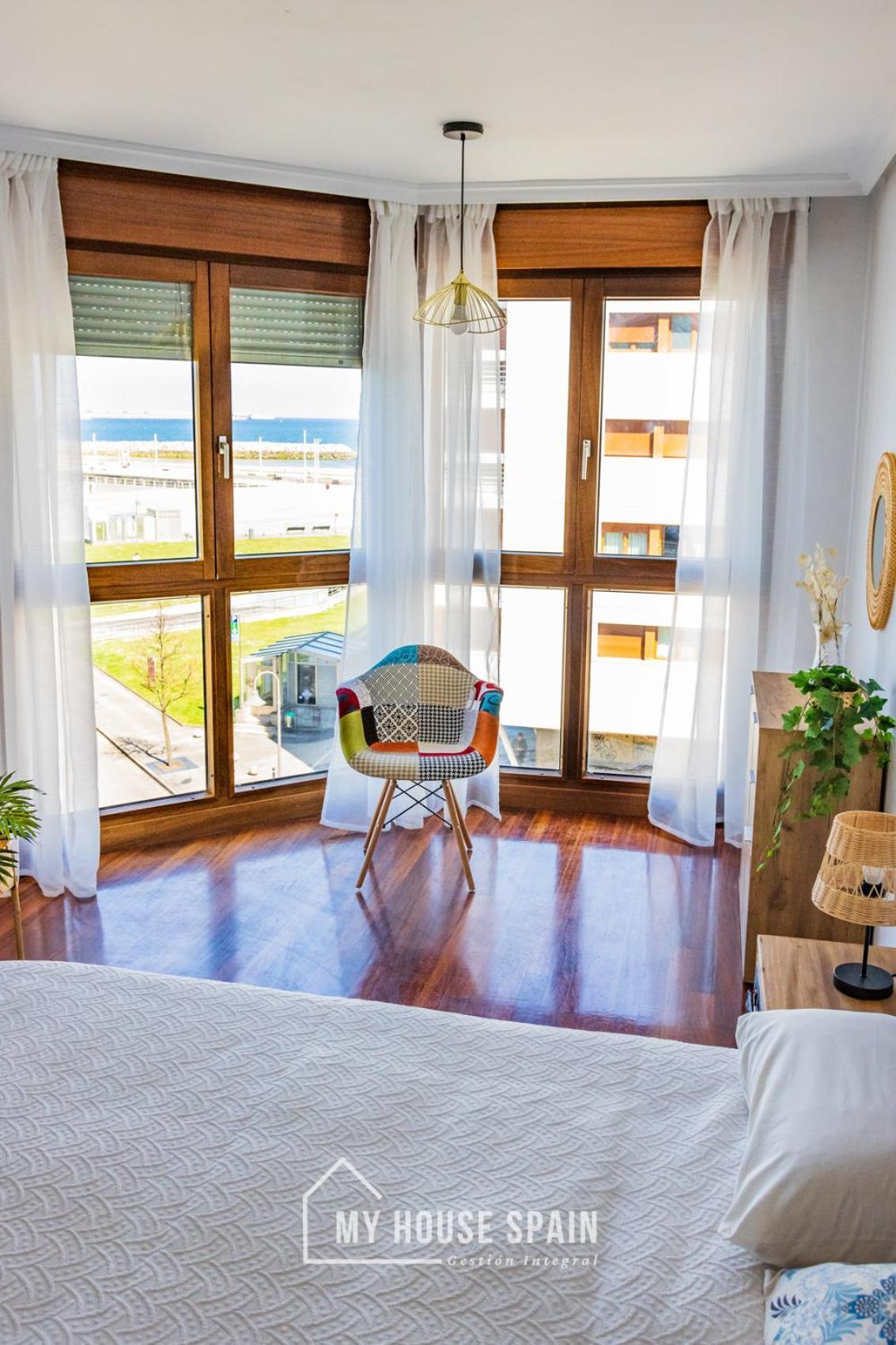 Apartamento Playa de poniente, con vistas al mar y parking gratuito Gijón Exterior foto
