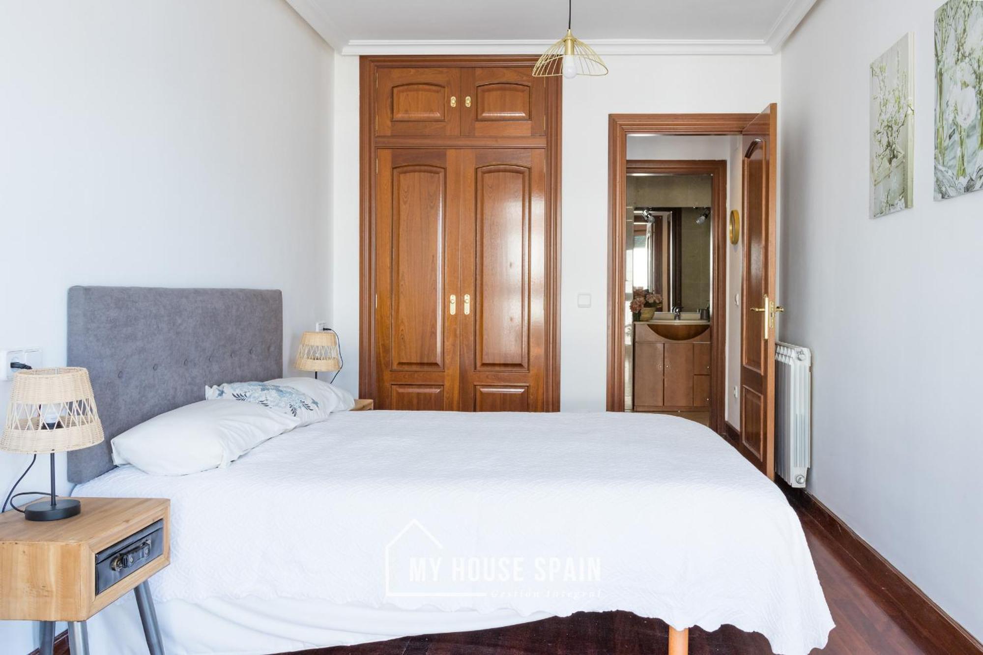 Apartamento Playa de poniente, con vistas al mar y parking gratuito Gijón Exterior foto